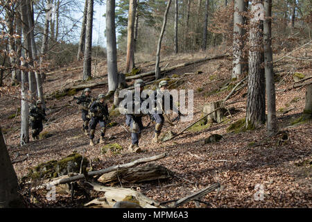 Mitglieder von Bull Truppe, 1 Staffel, 2. Kavallerie eine multinationale Streitmacht kann während der Teilnahme an einer schnellen Bereitstellung Übung während der Alliierten Geist VI bei Joint Multinational Readiness Center, Hohenfels, Deutschland, 25. März 2017. Bull Truppe, 1 Staffel, 2. Kavallerie ist ein Regimental bereit Aufgabe Kraft, die in der Lage ist, überall in Europa mit in 96 Stunden bereitstellen. Allied Geist VI ist eine 7th Army Training Befehl, U.S. Army Europe - Regie multinationale Übung. (U.S. Armee Foto von Sgt. William Frye) Stockfoto