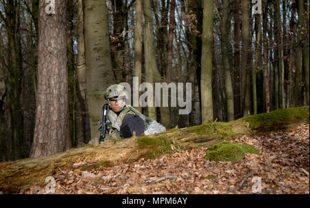 Mitglieder von Bull Truppe, 1 Staffel, 2. Kavallerie eine multinationale Streitmacht kann während der Teilnahme an einer schnellen Bereitstellung Übung während der Alliierten Geist VI bei Joint Multinational Readiness Center, Hohenfels, Deutschland, 25. März 2017. Bull Truppe, 1 Staffel, 2. Kavallerie ist ein Regimental bereit Aufgabe Kraft, die in der Lage ist, überall in Europa mit in 96 Stunden bereitstellen. Allied Geist VI ist eine 7th Army Training Befehl, U.S. Army Europe - Regie multinationale Übung. (U.S. Armee Foto von Sgt. William Frye) Stockfoto