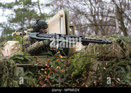 Ein deutscher Soldat des 8 Reconnaissance Bataillon, 12 gepanzerte Brigade bietet Sicherheit beim Leiten eine Aufklärung Betrieb während der Übung Allied Geist VI im 7. Armee den Befehl Hohenfels Training Area, Deutschland, 24. März 2017. Übung Allied Geist VI umfasst über 2.770 Teilnehmer aus 12 NATO und Partner für den Frieden der Nationen, und Übungen taktische Interoperabilität und Tests sichere Kommunikation innerhalb der Allianz Mitglieder und Partner Nationen. (U.S. Armee Foto von SPC. Danielle Carver) Stockfoto