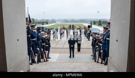 Verteidigungsminister Jim Mattis wartet auf Katars Verteidigungsminister Khalid Bin Mohammad Al Attiyah im Pentagon in Washington, D.C., 27. März 2017. (DOD Foto von Air Force Tech. Sgt. Brigitte N. Brantley) Stockfoto