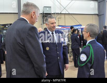 Brig. Gen. Mitchel Butikofer, 24 Air Force stellvertretender Kommandeur, unterhält sich mit einer Junior Reserve Officer Training Corps Studenten während einer Messe in der Bürgermeister Cyber Cup Bankett 25. März in San Antonio, Texas. Über 1.000 Besucher konnten sich über die Möglichkeiten in den Bereichen Wissenschaft, Technologie, Ingenieurwesen und Mathematik zu lernen. Stockfoto