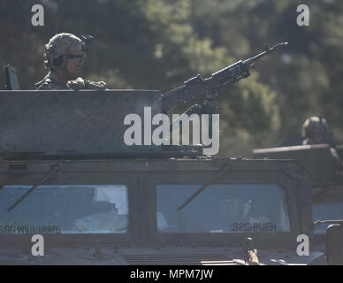 Ein Fallschirmjäger der US-Armee von Delta Unternehmen, 1.BATAILLON, 503Rd Infanterie Regiment, 173Rd Airborne Brigade zieht Sicherheit während in einer defensiven Haltung in Hohenfels, Deutschland am 27. März 2017. Stockfoto