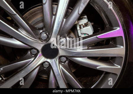 Nahaufnahme der Felgen, und Pausen von einem Auto. Stockfoto
