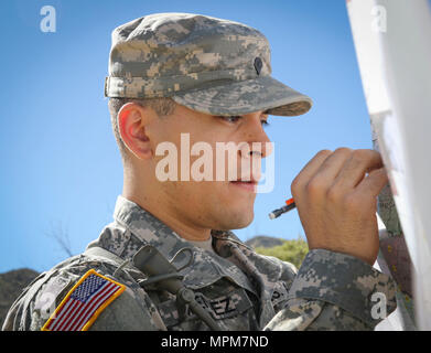 Armee finden Spc. Josue Mendez, der IT-Spezialist und heimisch in Stockton, Kalifornien, zum 319. Expeditionary Signal Bataillon zugeordnet, 335.- Signal (Theater), Grundstücke Punkte auf einer Karte im Land navigation Kurs am Fort Huachuca, Arizona, 27. März, als er mit neun anderen Soldaten in dem Befehl und besten Krieger Wettbewerb 2017 konkurrieren. (U.S. Armee finden Foto von Sgt. 1. Klasse Brent C. Powell) Stockfoto