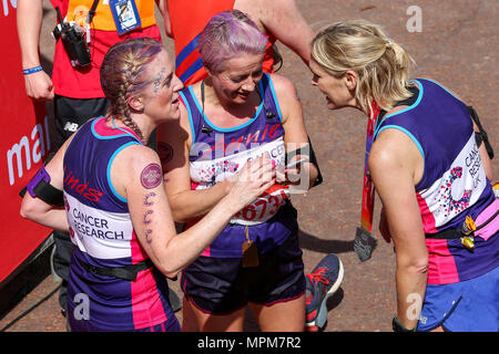 Läufer die Ziellinie. Rund 40.000 Läufer nehmen an der 38th London Marathon. Die Eliten Läufer gefolgt von Tausenden von Club Athleten, Spaß Läufer, liebe Geldbeschaffer, Prominente, Politiker und Phantasie - Kostüm Träger der 26,2 km Rennen von Greenwich zur Mall laufen. Mit: Jenni Wo: London, Vereinigtes Königreich, wenn: 22 Apr 2018 Credit: Dinendra Haria/WANN Stockfoto