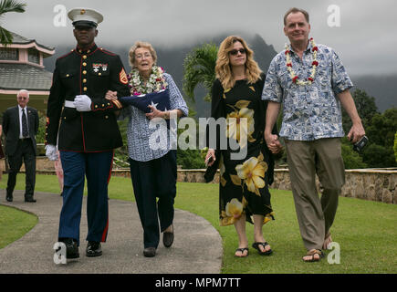 Staff Sgt. Kendrix D. Graham escorts Nancy, Debbie und Scott Hazelbaker nach der Trauerfeier für pensionierte Marine Col. Vincil W. Hazelbaker, an der Hawaiianischen Memorial Park Friedhof am 24. März 2017. Nach der Zeremonie, Hubschrauber aus marinen Flugzeuge Gruppe 24 führte eine fehlende Mann Formation, die eine Antenne salute während ein Flypast von Flugzeugen an einer Gedenkfeier durchgeführt, in der Regel in Erinnerung an einen gefallenen Piloten. Hazelbaker war ein Marine Piloten, im Militär für 34 Jahre gedient. Während seines Dienstes, flog er mehr als 680 Einsätze und erwarb die Marine Kreuz für seine extraordin Stockfoto