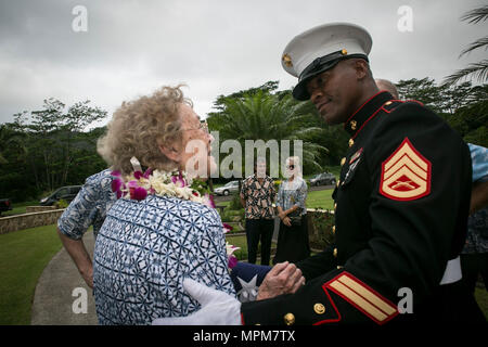 Staff Sgt. Kendrix D. Graham escorts Nancy Hazelbaker nach der Trauerfeier für ihren Ehemann, pensionierter Marine Col. Vincil W. Hazelbaker, an der Hawaiianischen Memorial Park Friedhof am 24. März 2017. Nach der Zeremonie, Hubschrauber aus marinen Flugzeuge Gruppe 24 führte eine fehlende Mann Formation, die eine Antenne salute während ein Flypast von Flugzeugen an einer Gedenkfeier durchgeführt, in der Regel in Erinnerung an einen gefallenen Piloten. Hazelbaker war ein Marine Piloten, im Militär für 34 Jahre gedient. Während seines Dienstes, flog er mehr als 680 Einsätze und erwarb die Marine Kreuz für seine außerordentliche h Stockfoto