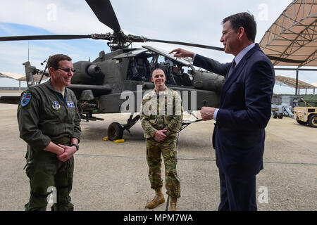 Us Air Force Colonel Nicholas Gentile jr., der Kommandant der 169th Fighter Wing, spricht mit James Comey, der Direktor des FBI, bei einem Besuch in McEntire Joint National Guard Base, S.C., 22. März 2017. FBI-Agenten wurden eingeladen, die 169Th South Carolina der Air National Guard Fighter Wing zu besuchen, um die Möglichkeiten und weitere Beziehungen zwischen den militärischen und zivilen Strafverfolgung zu diskutieren. (U.S. Air National Guard Foto von älteren Flieger Megan Floyd) Stockfoto