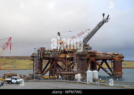 Buchan Alpha Oil Rig kommen in Lerwick Shetland für die Stilllegung für Altmetall geschnitten zu werden und recycelt werden Stockfoto