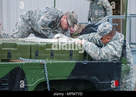 Soldaten aus der Zentrale und die Konzernzentrale, 301 Manöver Verbesserung Brigade, bereiten Sie eine LKW-Ladung vor einen Konvoi fährt um Joint Base Lewis-McChord, Washington, 11. März 2017 zu tragen. Soldaten der 301. Manöver Verbesserung der Feuerwehr ging durch eine Reihe von Manöver- und Mobilität übungen Bereitstellungsbereitschaft zu gewährleisten und die Fähigkeit der Brigade auf Befehl und Kontrolle in einem taktischen zeigen. (U.S. Armee finden Foto von SPC. Sean F. Harding/Freigegeben). Stockfoto