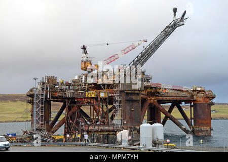 Buchan Alpha Oil Rig kommen in Lerwick Shetland für die Stilllegung für Altmetall geschnitten zu werden und recycelt werden Stockfoto