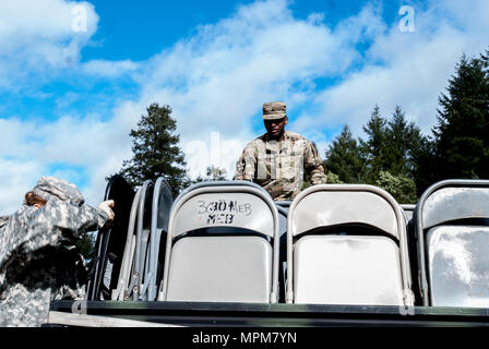 Soldaten aus der Zentrale und die Konzernzentrale, 301 Manöver Verbesserung der Feuerwehr beginnen, Fracht von einem Light Medium tactical Vehicle (LMTV) am Joint Base Lewis-McChord, Washington, 11. März 2017 zu entladen. Soldaten der 301. Manöver Verbesserung der Feuerwehr ging durch eine Reihe von Manöver- und Mobilität übungen Bereitstellungsbereitschaft zu gewährleisten und die Fähigkeit der Brigade auf Befehl und Kontrolle in einem taktischen zeigen. (U.S. Armee finden Foto von SPC. Sean F. Harding/Freigegeben). Stockfoto