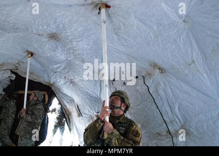 Soldaten aus der Zentrale und die Konzernzentrale, 301 Manöver Verbesserung Brigade, Zusammenbauen einer einsetzbaren schnelle Montage Schutz (DRASH) am Joint Base Lewis-McChord, Washington, 11. März 2017. Soldaten der 301. Manöver Verbesserung der Feuerwehr ging durch eine Reihe von Manöver- und Mobilität übungen Bereitstellungsbereitschaft zu gewährleisten und die Fähigkeit der Brigade auf Befehl und Kontrolle in einem taktischen zeigen. (U.S. Armee finden Foto von SPC. Sean F. Harding/Freigegeben). Stockfoto