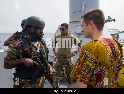 170326-N-GP 524-154 Cotonou, Benin (26. März 2017) a Benin sailor Fragen eine französische Sailor bei einem Besuch, Board, Durchsuchung und Beschlagnahme bohren an Bord der französischen Fregatte E.V. Jacoubet (F794) während der Übung Obangame Express 2017. Obangame Express, durch US Africa Command gefördert, ist entworfen, um die regionale Zusammenarbeit, den maritimen Bereich Sensibilisierung, Information-sharing-Praktiken zu verbessern, und Taktische verbot Expertise der kollektiven Fähigkeiten des Golfs von Guinea und an der westafrikanischen Ländern zu verbessern Meer-basierte illegalen Aktivität zu begegnen. (U.S. Marine Foto von Mass Communication Specialist 2. Klasse B Stockfoto