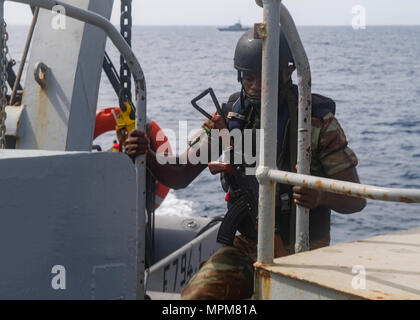 170326-N-GP 524-577 Cotonou, Benin (26. März 2017) a Benin sailor Boards die französische Fregatte E.V. Jacoubet (F794) während eines Besuchs, Board, Durchsuchung und Beschlagnahme bohren während der Übung Obangame Express 2017. Obangame Express, durch US Africa Command gefördert, ist entworfen, um die regionale Zusammenarbeit, den maritimen Bereich Sensibilisierung, Information-sharing-Praktiken zu verbessern, und Taktische verbot Expertise der kollektiven Fähigkeiten des Golfs von Guinea und an der westafrikanischen Ländern zu verbessern Meer-basierte illegalen Aktivität zu begegnen. (U.S. Marine Foto von Mass Communication Specialist 2. Klasse Bill Dodge/Freigegeben) Stockfoto