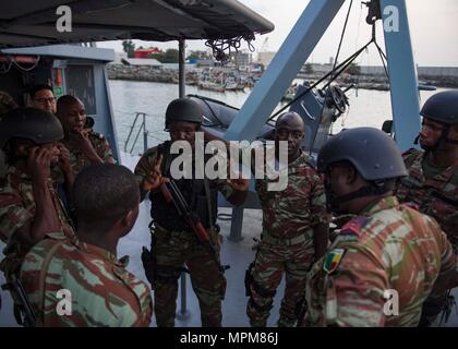 170325-N-GP 524-030 Cotonou, Benin (25. März 2017) Benin Segler eine Sicherheit kurz vor Beginn einer besuchen, Board, Durchsuchung und Beschlagnahme bohren während der Übung Obangame Express, 25. März 2017. Obangame Express, durch US Africa Command gefördert, ist entworfen, um die regionale Zusammenarbeit, den maritimen Bereich Sensibilisierung, Information-sharing-Praktiken zu verbessern, und Taktische verbot Expertise der kollektiven Fähigkeiten des Golfs von Guinea und an der westafrikanischen Ländern zu verbessern Meer-basierte illegalen Aktivität zu begegnen. (U.S. Marine Foto von Mass Communication Specialist 2. Klasse Bill Dodge/Freigegeben) Stockfoto