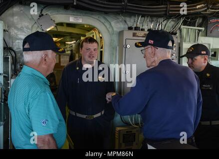 MAYPORT, Fla. (24. März 2017) - pensionierter Kapitän John meserve (links) und pensionierte Cmdr. Henry Dronzeck (rechts) im Gespräch mit Lt.Cmdr. Markieren Stines, Navigator an Bord amphibisches Schiff USS Iwo Jima (LHD7). Meserve diente als Executive Officer der USS Iwo Jima (LPH-2) von 1984-1987, während das Schiff Dronzeck als Sekretär und Schiff Handler für Iwo Jima von 1963-1966 diente. (U.S. Marine Foto von Mass Communication Specialist Seaman Daniel C. Coxwest/Freigegeben) Stockfoto