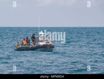 170325-N-GP 524-347 Cotonou, Benin (25. März 2017) Benin Matrosen an Bord eines simulierten illegale Fischerei Schiff während eines Besuchs, Board, Durchsuchung und Beschlagnahme bohren während der Übung Obangame Express, 25. März 2017. Obangame Express, durch US Africa Command gefördert, ist entworfen, um die regionale Zusammenarbeit, den maritimen Bereich Sensibilisierung, Information-sharing-Praktiken zu verbessern, und Taktische verbot Expertise der kollektiven Fähigkeiten des Golfs von Guinea und an der westafrikanischen Ländern zu verbessern Meer-basierte illegalen Aktivität zu begegnen. (U.S. Marine Foto von Mass Communication Specialist 2. Klasse Bill Dodge/Freigegeben) Stockfoto