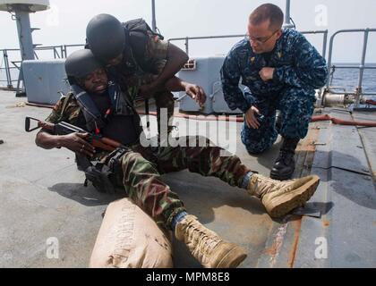 170326-N-GP 524-222 Cotonou, Benin (26. März 2017) US Navy Chief Hospital Corpsman Cory Butler bewertet medizinische Verfahren Benin Seeleute während eines Besuchs, Board, Durchsuchung und Beschlagnahme bohren an Bord der französischen Fregatte E.V. Jacoubet (F794) während der Übung Obangame Express 2017, 26. März 2017. Die Übung, die durch US Africa Command gefördert, ist entworfen, um die regionale Zusammenarbeit, den maritimen Bereich Sensibilisierung, Information-sharing-Praktiken zu verbessern, und Taktische verbot Expertise der kollektiven Fähigkeiten des Golfs von Guinea und an der westafrikanischen Ländern zu verbessern Meer - Illegaler zu Zähler Stockfoto