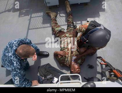 170326-N-GP 524-292 Cotonou, Benin (26. März 2017) US Navy Chief Hospital Corpsman Cory Butler bewertet medizinische Verfahren Benin Seeleute während eines Besuchs, Board, Durchsuchung und Beschlagnahme bohren an Bord der französischen Fregatte E.V. Jacoubet (F794) während der Übung Obangame Express 2017, 26. März 2017. Die Übung, die durch US Africa Command gefördert, ist entworfen, um die regionale Zusammenarbeit, den maritimen Bereich Sensibilisierung, Information-sharing-Praktiken zu verbessern, und Taktische verbot Expertise der kollektiven Fähigkeiten des Golfs von Guinea und an der westafrikanischen Ländern zu verbessern Meer - Illegaler zu Zähler Stockfoto