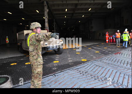 Spc. Loren Gesetze, ein Motor Transport Operator mit der 227 Quartermaster Unternehmen, 129 Bekämpfung Sustainment Support Bataillons, Luftlandedivision Sustainment Brigade, aus Fort Campbell, Kentucky, leitet Fahrzeuge aus einem Frachtschiff in Danzig, Polen, 28. März 2017. 17 aktive Aufgabe, US-Armee Finden und Army National Guard Support Units zu Polen kamen zu den Atlantischen lösen unter dem 16 Sustainment Brigade unterstützen. (U.S. Armee Foto von Sgt. 1. Klasse Jacob A. McDonald) Stockfoto