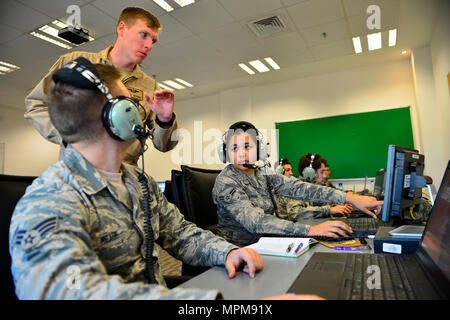 Senior Airman Jon Meade (links) und Airman 1st Class Taylor Heidnischen (rechts) mit 337. Air Control Squadron, erörtert die simulierte freundlich Flugbetrieb mit Übung Beobachter und Controller Maj. Kevin Funken (Mitte) mit US Air Force Central Command, 27. März 2017, während der übung Eagle Lösen in Kuwait. So beteiligen sie sich in Phase zwei des Adlers lösen, die Combined Joint Task Force Command Post ausüben, als Teil der Zelle, die simulierten Flugzeugen. Übung Eagle lösen, ist der Premier USA multilaterale Übung innerhalb der Arabischen Halbinsel. Seit 1999, Eagle Lösen geworden Stockfoto