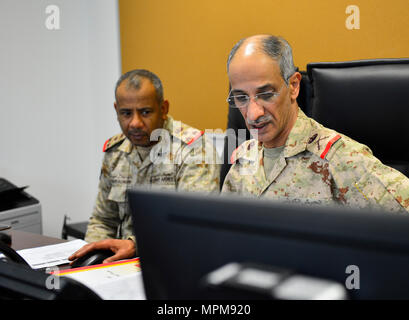 Kuwait Armee Brig. Gen. Waleed Alobaidi (links) und Generalmajor Waleed Al Sardi diskutieren simulierten Ereignissen, Krisen und asymmetrischen Bedrohungen, 27. März 2017, während der übung Eagle Lösen in Kuwait. Alobaidi und AL Sardi dienen als Senior Group Vertreter für die Ausübung gemeinsamer Operationen während der post-Befehl Fitness Center. Die Übungen die Fähigkeit des Teilnehmers als Combined Joint Task Force Headquarters Personal zu reagieren. Übung Eagle lösen, ist der Premier USA multilaterale Übung innerhalb der Arabischen Halbinsel. Seit 1999, Eagle Lösen hat das führende Engagement werden b Stockfoto