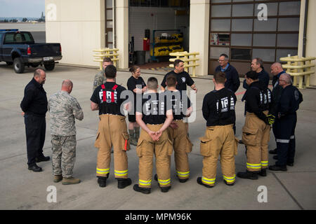 Führung aus der 52. Mission Support Group spricht mit 52 Bauingenieur Squadron feuerwehrmänner vor einem Feuer Übung in Spangdahlem Air Base, Deutschland, 23. März 2017. Der Kommandant und Chief trug Manager von 52 MSG wurden eingeladen, Löschübungen mit Schlauch aufstieg und Löschmittel Techniken in einem drei-Zimmer Trailer, wo die verschiedenen Arten von Bränden simuliert wurden zu erleben. (U.S. Air Force Foto von Airman First Class Preston Kirsche) Stockfoto