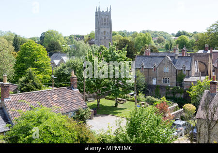 Blick über die Stadt historische Gebäude Kirche, Bruton, Somerset, England, Großbritannien Stockfoto