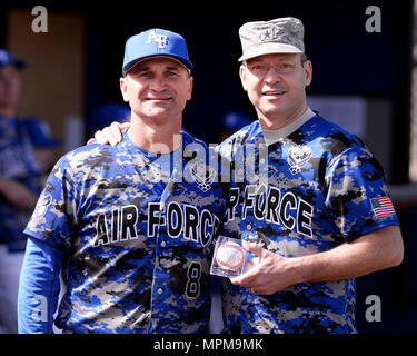 Brigadegeneral Stephen Williams, Kommandant der Kadetten, wirft mit Falcons Head Coach Mike Kazlausky, Brig. Gen. Williams Team unterzeichnet, um Baseball zu Der scheidende Kommandant von Kadetten. (Foto von Mike Kaplan) (freigegeben) Stockfoto