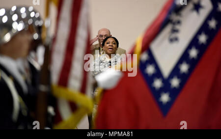 Staff Sgt. Tammy Holman, Personal nicht Offizier, Arkansas National Guard, singt die Nationalhymne an der 2. jährlichen Vietnam Krieg Gedenken Feier zu Ehren des 50. Jahrestags der Vietnam Veteranen aus dem Krieg heimkehrenden am Ft. Wurzeln VA Medical Center in North Little Rock, Arche, am 28. März. Stockfoto