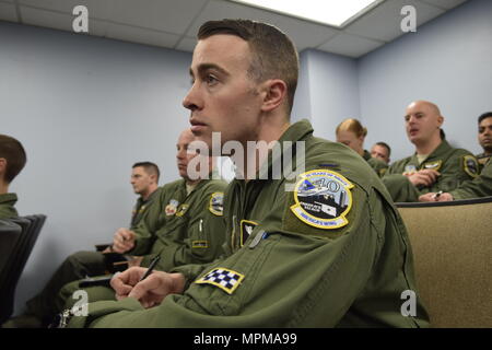 1 Lt. Kevin Wise, 963Rd Airborne Air Control Squadron Air warfare Officer, macht sich Notizen während eines Pre-flight Briefing, während Sie von anderen Mitgliedern seiner E-3G Airborne Warnung und Steuerung von Flugzeugen vor einem Training Mission März 24, 2017, Tinker Air Force Base, Oklahoma umgeben. Die 963Rd AACS ist Teil der 552Nd Air Control, Air Combat Command. Die Crew tragen spezielle 40. Jahrestag Flecken auf Ihrer linken Schulter in der Anerkennung der E-3s 40 Jahre bei Tinker AFB am 23. März 2017. (U.S. Air Force Foto/Greg L. Davis) Stockfoto