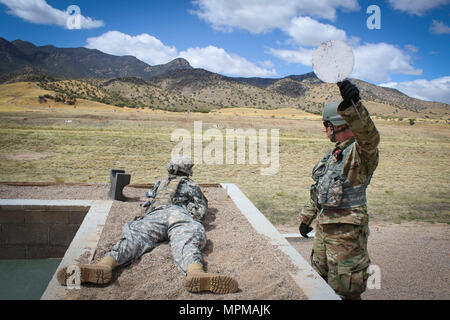 Armee finden Sgt. Christopher Elam (rechts) Ein multi-channel transmission operator, zu Unternehmen C zugeordnet, 98th Expeditionary Signal Bataillon, 335.- Signal (Theater), gibt das klare Signal an die Control Tower auf einem Gewehr Qualifikation als SPC. Josue Mendez, eine Information Systems Techniker und heimisch in Stockton, Kalifornien, nach 319 Expeditionary Signal Bataillon zugeordnet, 335 SC (T) bereitet eine M16 A2 Rifle an Zielen zu Feuer downrange während ein Gewehr Qualifikation teil der Befehl am besten Krieger Wettbewerb 2017 in Fort Huachuca, Arizona, März 28. (Offizielle US-Arm Stockfoto