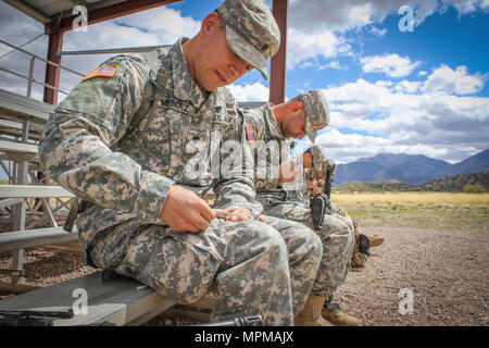 Armee finden Spc. Josue Mendez (links), eine Information Systems Techniker und heimisch in Stockton, Kalifornien, nach 319 Expeditionary Signal Bataillon zugeordnet, 335.- Signal (Theater) und eine Gruppe von anderen Soldaten sauber Waffen nach Abschluss der Gewehr Qualifikation teil der Befehl am besten Krieger Wettbewerb 2017 in Fort Huachuca, Arizona, März 28. (Offizielle US-Armee Foto von Sgt. 1. Klasse Brent C. Powell) Stockfoto