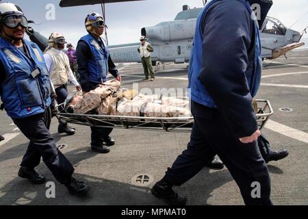 170328-N-FM 530-057 MITTELMEER (28. März 2017) Flight Deck Crew tragen einen simulierten Patienten während eines Mass Casualty Übung an Bord des amphibious Transport dock Schiff, die USS Mesa Verde LPD (19), 28. März 2017. Das Schiff ist mit der bataan Amphibious Ready Gruppe implementiert Maritime Security Operations und Theater Sicherheit Zusammenarbeit in den USA 6 Flotte Bereich der Aktivitäten zu unterstützen. (U.S. Marine Foto von Mass Communication Specialist 2. Klasse Brent Pyfrom/Freigegeben) Stockfoto