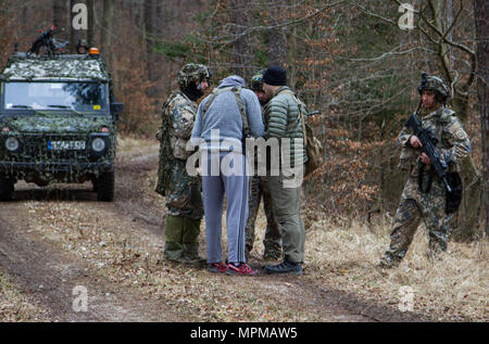 Soldaten aus dem ersten Bataillon, 10 Special Forces Group (Airborne) und mazedonischen Special Operation Forces bieten Informationen zu der 1. Die lettische Brigade Sie unkonventionelle Kriegsführung Techniken bei der Joint Multinational Readiness Center in Hohenfels, Deutschland, 20. März 2017 gesammelt. Diese Maßnahme war Teil der Übung Allied Geist VI, integriert die multinationale Special Operation Forces und konventionelle Streitkräfte Ausbildung auf kombinierte Interoperabilität und gegenseitige Abhängigkeit. (U.S. Armee Foto von Sgt. Nelson Robles, SOCEUR Public Affairs) Stockfoto