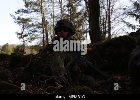 Ein deutscher Soldat bietet Sicherheit beim Leiten der defensive Operationen während der Übung Allied Geist VI im 7. Armee den Befehl Hohenfels Training Area, Deutschland, 26. März 2017. Übung Allied Geist VI umfasst über 2.770 Teilnehmer aus 12 NATO und Partner für den Frieden der Nationen, und Übungen taktische Interoperabilität und Tests sichere Kommunikation innerhalb der Allianz Mitglieder und Partner Nationen. (U.S. Armee Foto von SPC. Michael Bradley) Stockfoto