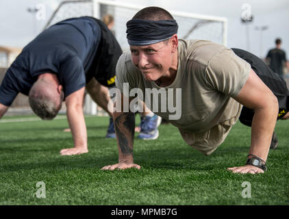 U.S. Army Staff Sgt. Hannah Mabel beteiligt sich an der Push-up-Teil der Gemeinsamen Krieger Wettbewerb (JWC) auf Lager Lemonnier, Dschibuti, 25. März 2017. Die Teilnehmer des JWC testen sie sich physisch an verschiedenen Veranstaltungen einschließlich 50 zeitgesteuerte Push-ups. (U.S. Air National Guard Foto: Staff Sgt. Christian Jadot) Stockfoto