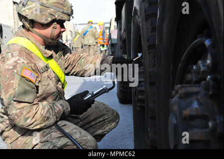 Us-Armee SPC. Edgardo Melendez, Motor, 18. Bekämpfung der Erhaltung Unterstützung Bataillon, 16 Sustainment Brigade, pumpt auf Reifen auf einem Lkw zur Vorbereitung der ersten Konvoi der Anschluss in Danzig, Polen, 29. März 2017 zu rollen. Mehr als 640 Stücke der militärischen Ausrüstung, einschließlich 311 Stücke von Rollmaterial und 155 Containern von 17 Active Duty, US-Armee Finden und Army National Guard Einheiten in Danzig angekommen zur Unterstützung, Soldaten, die an den Atlantik zu lösen. (U.S. Armee Foto von Sgt. 1. Klasse Jacob A. McDonald) Stockfoto