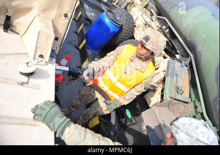 Spc. James Williams, 18. Bekämpfung der Erhaltung Unterstützung Bataillon, 16 Sustainment Brigade, tankt ein Hmmwv in Vorbereitung der ersten Konvoi der Anschluss in Danzig, Polen, 29. März 2017 zu rollen. Mehr als 640 Stücke der militärischen Ausrüstung, einschließlich 311 Stücke von Rollmaterial und 155 Containern von 17 Active Duty, US-Armee Finden und Army National Guard Einheiten in Danzig angekommen zur Unterstützung, Soldaten, die an den Atlantik zu lösen. (U.S. Armee Foto von Sgt. 1. Klasse Jacob A. McDonald) Stockfoto