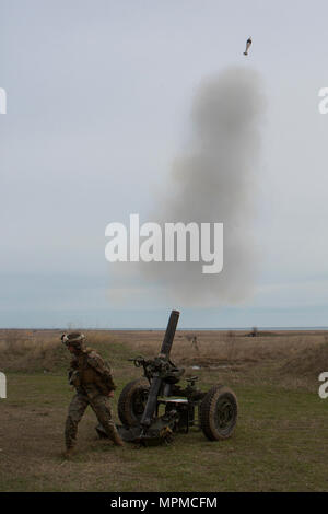 CAPU TONTRÄGER, Rumänien (20. März 2017) - kpl. Brandon Wie vom 24 Marine Expeditionary Unit (MEU) feuert eine M 327 Mörtel auf Capu Tonträger Trainingsgelände, Rumänien, während der Übung Frühling Sturm 2017, März 20. Die 24. MEU nahmen an der rumänisch-led bilaterale maritime Ausbildung Evolution. Die 24. MEU ist mit dem Bataan amphibischen Bereitschaft Gruppe implementiert Maritime Security Operations und Theater Sicherheit Zusammenarbeit in den USA im 5. und 6. US-Flotte Bereiche des Betriebes zu unterstützen. (U.S. Marine Corps Foto von Lance Cpl. Melanye Martinez/Freigegeben) Stockfoto