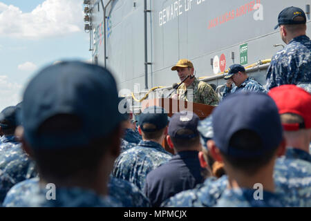 MAYPORT, Fla. (28. März 2017) - Hintere Adm. Roy I. Kitchener, Commander, Expeditionary Strike Group zwei (ESG-2), spricht mit der Crew der Amphibisches Schiff USS Iwo Jima (LHD7) während alles - Hände Anruf auf dem Schiff Flight Deck. Kitchener Iwo Jima wurde an Bord des Schiffes für die mit der Schlacht Wirksamkeit Award zum sechsten Mal seit ihrer Inbetriebnahme im Jahr 2001 verliehen zu gratulieren. (U.S. Marine Foto von Mass Communication Specialist 3. Klasse Evan A. Denny/Freigegeben) Stockfoto