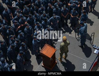 MAYPORT, Fla. (28. März 2017) - Hintere Adm. Roy I. Kitchener, Commander, Expeditionary Strike Group zwei (ESG-2), spricht mit der Crew der Amphibisches Schiff USS Iwo Jima (LHD7) während alles - Hände Anruf auf dem Schiff Flight Deck. Kitchener Iwo Jima wurde an Bord des Schiffes für die mit der Schlacht Wirksamkeit Award zum sechsten Mal seit ihrer Inbetriebnahme im Jahr 2001 verliehen zu gratulieren. (U.S. Marine Foto von Mass Communication Specialist Seaman Daniel C. Coxwest/Freigegeben) Stockfoto