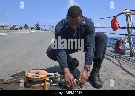 170328-N-JI 086-294 - MITTELMEER (28. März 2017) der Bootsmann Mate 3. Klasse Juan Reyes rigs einer Riemenscheibe an Bord der geführte Anti-raketen-Zerstörer USS Porter (DDG78), 28. März 2017. Porter, Vorwärts - Rota, Spanien bereitgestellt werden, ist die Durchführung von naval Operations in den USA 6 Flotte Bereich der Maßnahmen zur Unterstützung der US-amerikanischen nationalen Sicherheitsinteressen in Europa. (U.S. Marine Foto von Mass Communication Specialist 3. Klasse Ford Williams/Freigegeben) Stockfoto