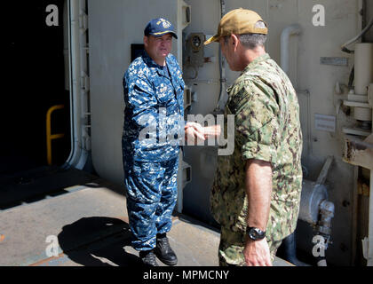 MAYPORT, Fla. (28. März 2017) - Kapitän James Midkiff, Links, kommandierender Offizier der Amphibisches Schiff USS Iwo Jima (LHD7), grüßt der Adm. Roy I. Kitchener, Commander, Expeditionary Strike Group 2 (ESG-2). Kitchener besucht Iwo Jima die Mannschaft in der 6. des Schiffes Schlacht Wirksamkeit Auszeichnung zu gratulieren. (U.S. Marine Foto von Mass Communication Specialist 3. Klasse Evan A. Denny/Freigegeben) Stockfoto