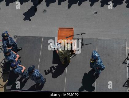 MAYPORT, Fla. (28. März 2017) - Hintere Adm. Roy I. Kitchener, Commander, Expeditionary Strike Group zwei (ESG-2), spricht mit der Crew der Amphibisches Schiff USS Iwo Jima (LHD7) während alles - Hände Anruf auf dem Schiff Flight Deck. Kitchener Iwo Jima wurde an Bord des Schiffes für die mit der Schlacht Wirksamkeit Award zum sechsten Mal seit ihrer Inbetriebnahme im Jahr 2001 verliehen zu gratulieren. (U.S. Marine Foto von Mass Communication Specialist Seaman Daniel C. Coxwest/Freigegeben) Stockfoto