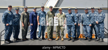 170328-N-DS 065-0134 Mayport, Fla. (28. März 2017) hinten Adm. Roy I. Kitchener, Commander, Expeditionary Strike Group (ESG) 2, die Schlacht Wirksamkeit Award stellt die Abteilungsleiter des Amphibious Assault ship USS Iwo Jima (LHD7) nach einem alle Hände. (U.S. Marine Foto von Mass Communication Specialist 3. Klasse Evan A. Denny/Freigegeben) Stockfoto