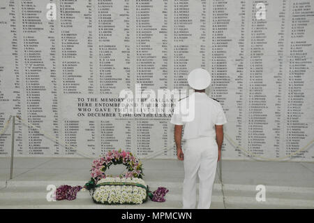 170329-N-DS 883-019 Pearl Harbor (27. März 2017) ein Matrose zum u-boot Tender USS Frank Kabel zugewiesen (40) seinen Respekt an der USS Arizona Memorial gefallen zahlt. (U.S. Marine Foto von Mass Communication Specialist Seaman Heather C. Wamsley/Freigegeben) Stockfoto