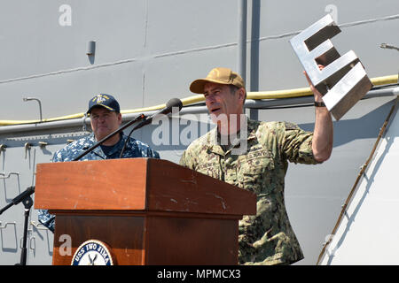 170328-N-DS 065-0051 Mayport, Fla. (28. März 2017) hinten Adm. Roy I. Kitchener, Commander, Expeditionary Strike Group (ESG) 2, spricht mit der Crew der Amphibisches Schiff USS Iwo Jima (LHD7) während alles - Hände Anruf auf dem Schiff Flight Deck. (U.S. Marine Foto von Mass Communication Specialist 3. Klasse Evan A. Denny/Freigegeben) Stockfoto