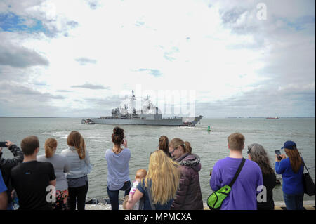 170327-N-MV 682-334 NORFOLK (27. März 2017) Freunde und Familie der Segler in den geführten zugeordnet - missile Cruiser USS Leyte Gulf (CG55) zusehen, wie das Schiff fährt Naval Station Norfolk für einen geplanten Einsatz in die USA am 5. und 6 Flotte Bereiche. (U.S. Marine Foto von Mass Communication Specialist 1. Klasse Jamie V. Cosby/Freigegeben) Stockfoto